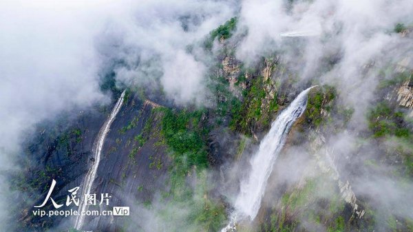 铁牛配资 福建德化：岱仙瀑布气势磅礴